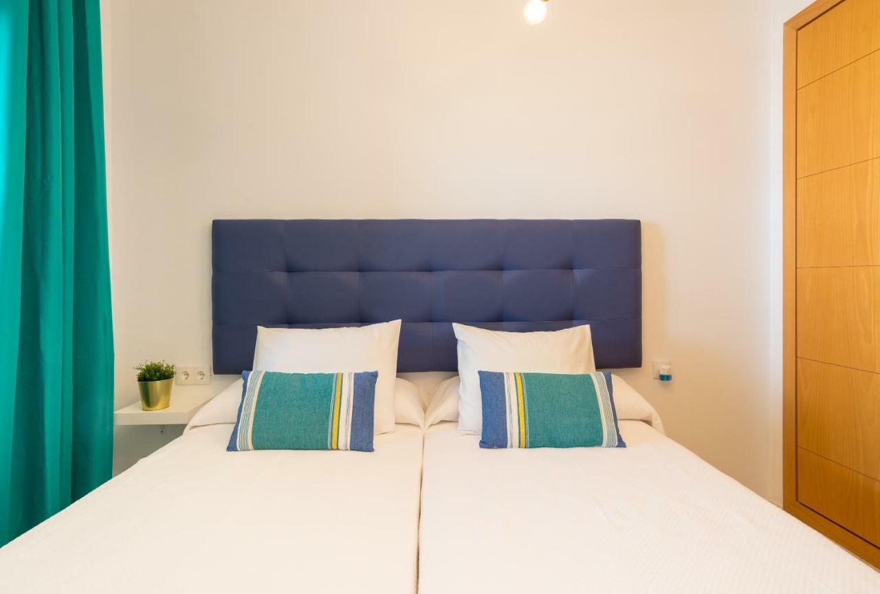 Charming Apartment On The Beach - Pool And Parking Malaga Exterior photo