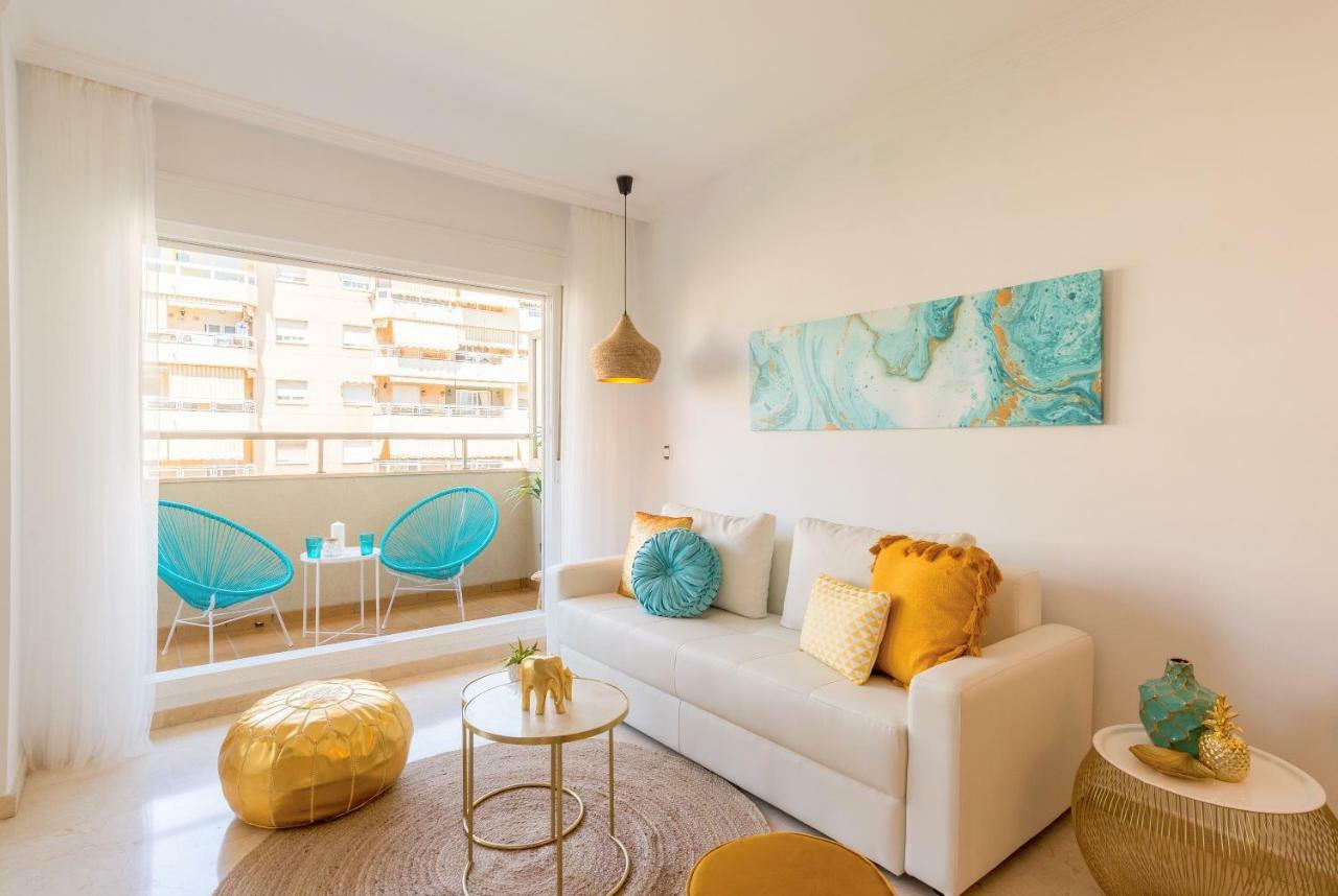Charming Apartment On The Beach - Pool And Parking Malaga Exterior photo