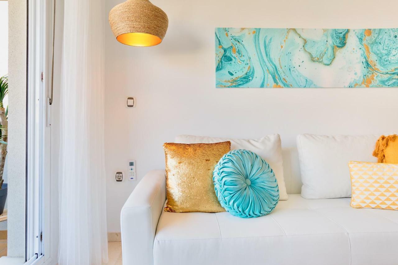 Charming Apartment On The Beach - Pool And Parking Malaga Exterior photo