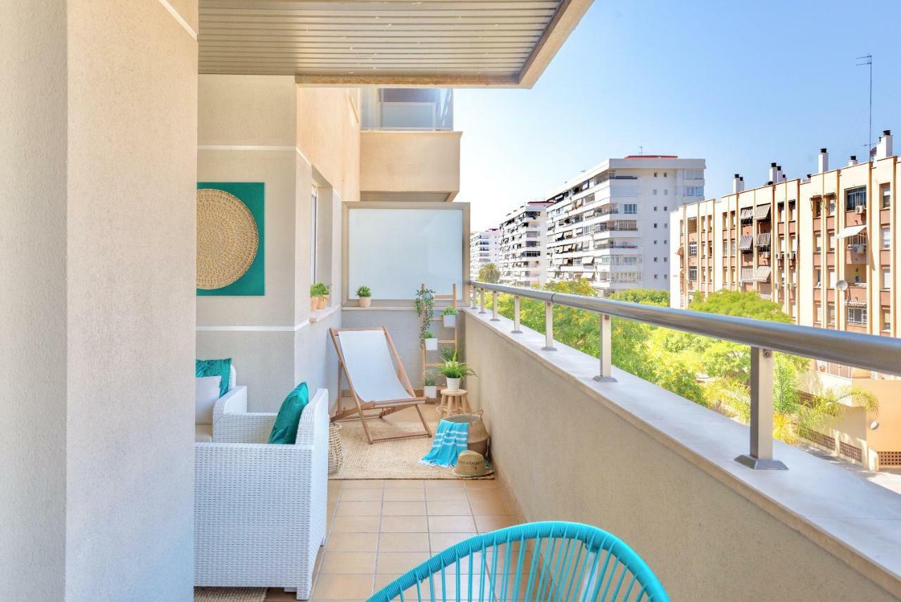 Charming Apartment On The Beach - Pool And Parking Malaga Exterior photo