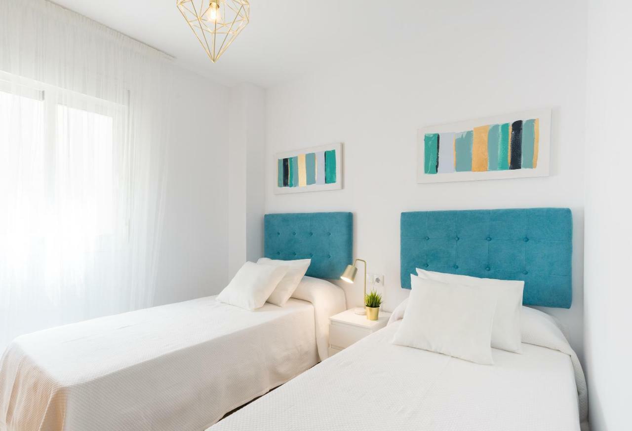 Charming Apartment On The Beach - Pool And Parking Malaga Exterior photo