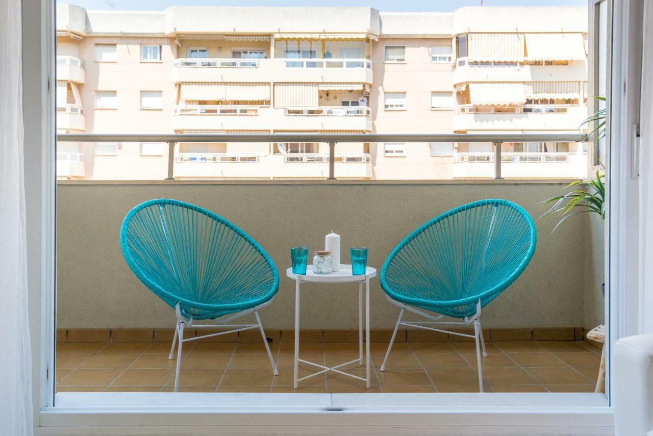 Charming Apartment On The Beach - Pool And Parking Malaga Exterior photo